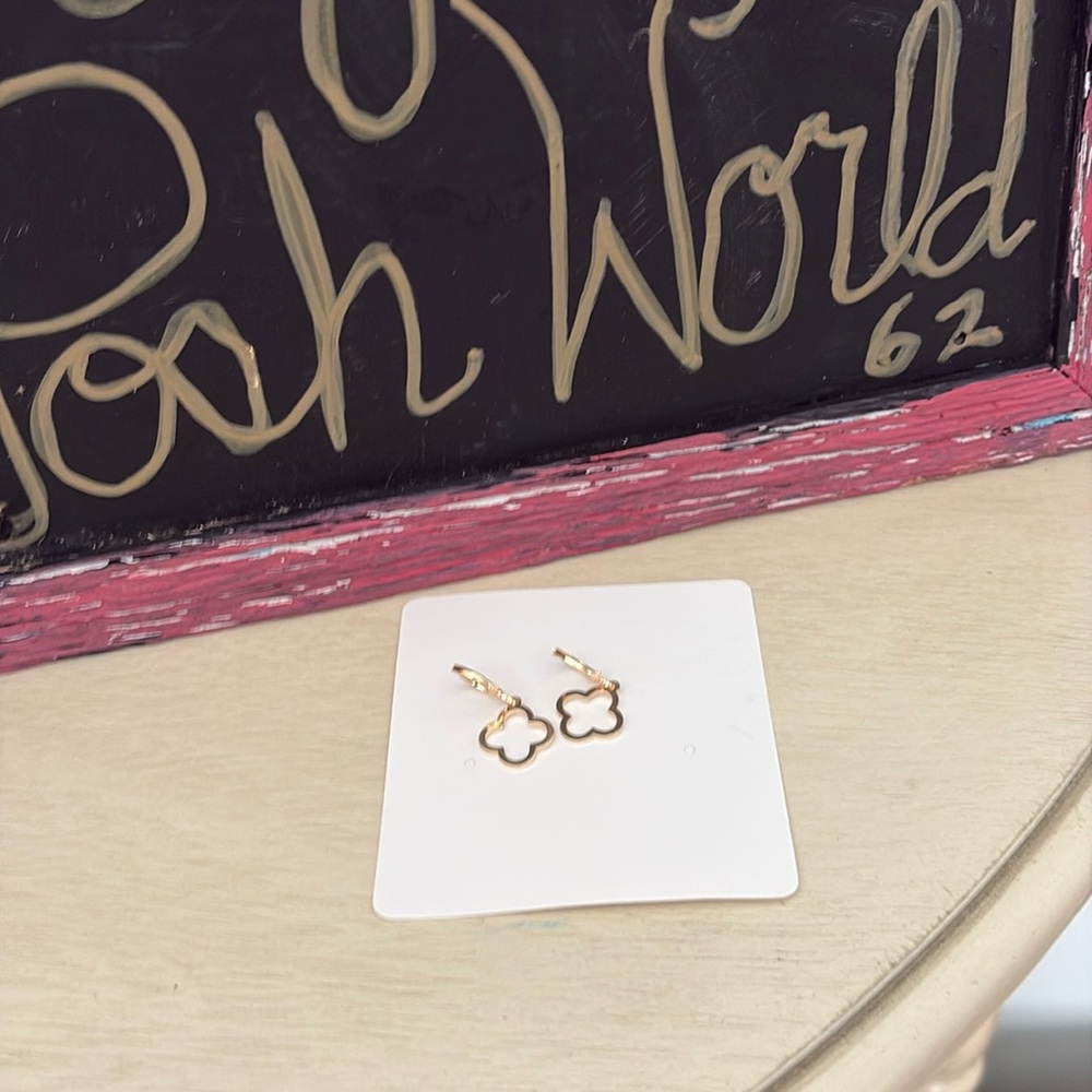 ☀️Elegant Gold Clover Hoop Earrings NWT ☀️3/$12